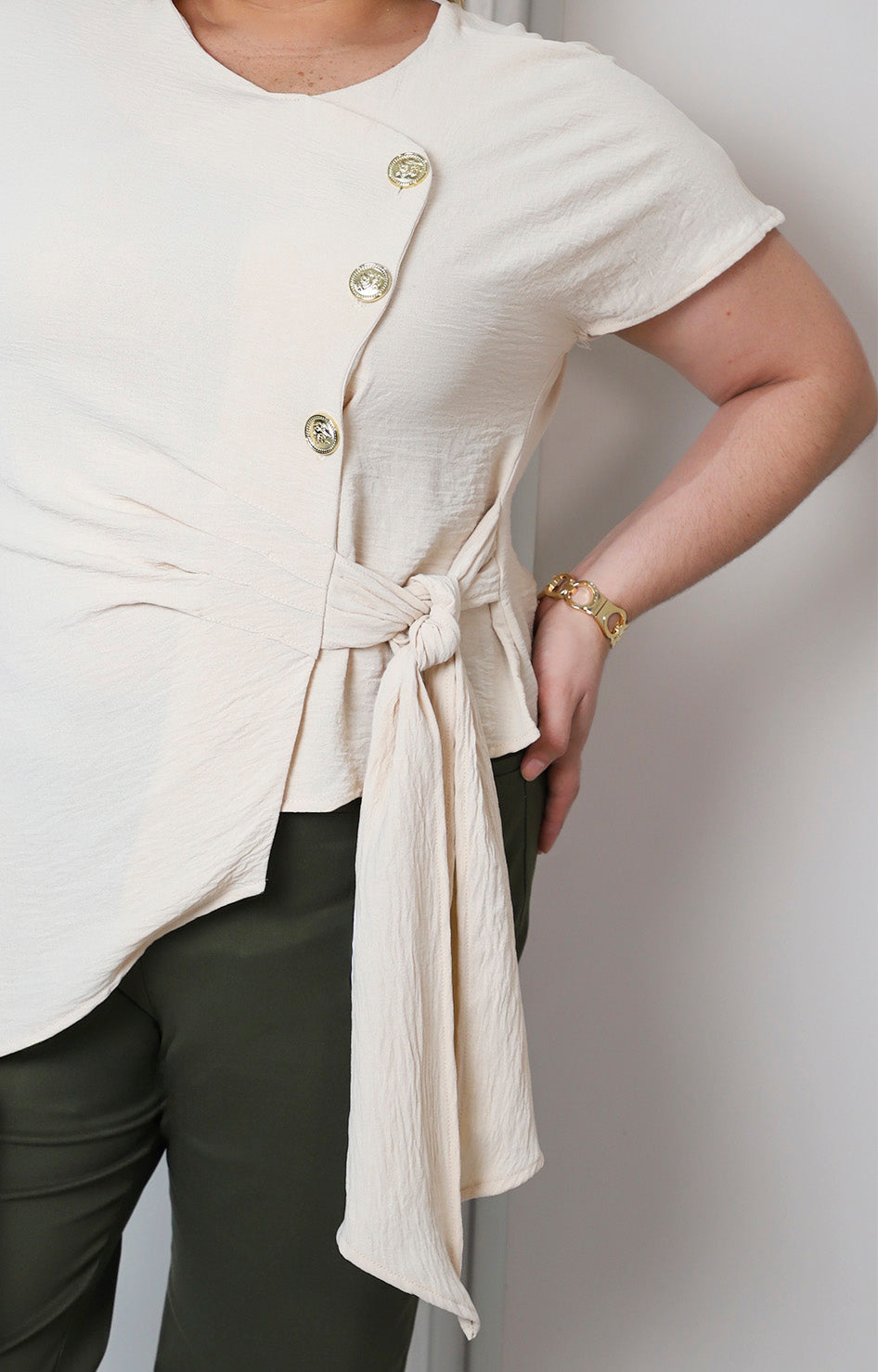 Blusa con lazo y botones dorados