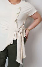 Blusa con lazo y botones dorados