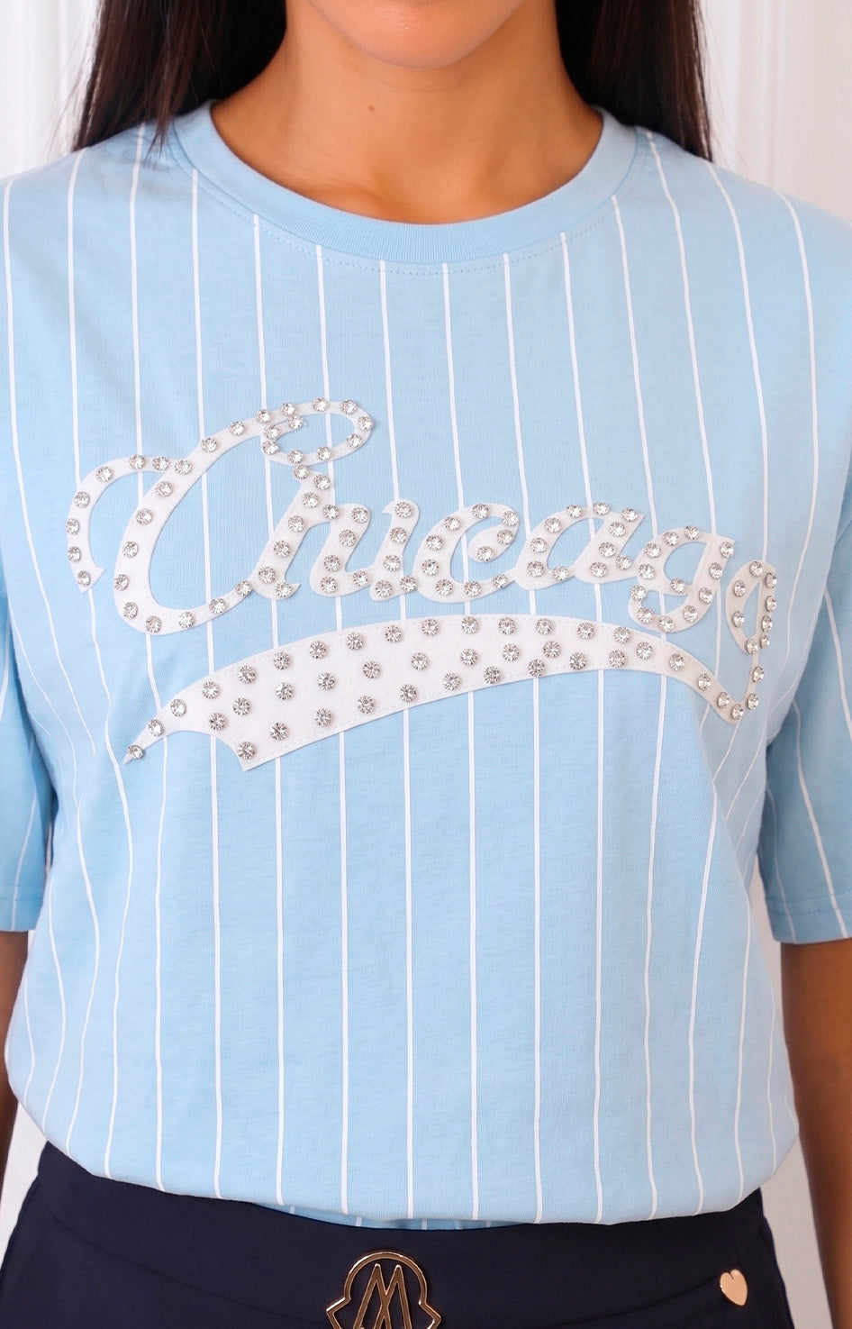 Blusa de rayas y aplicaciones de brillo