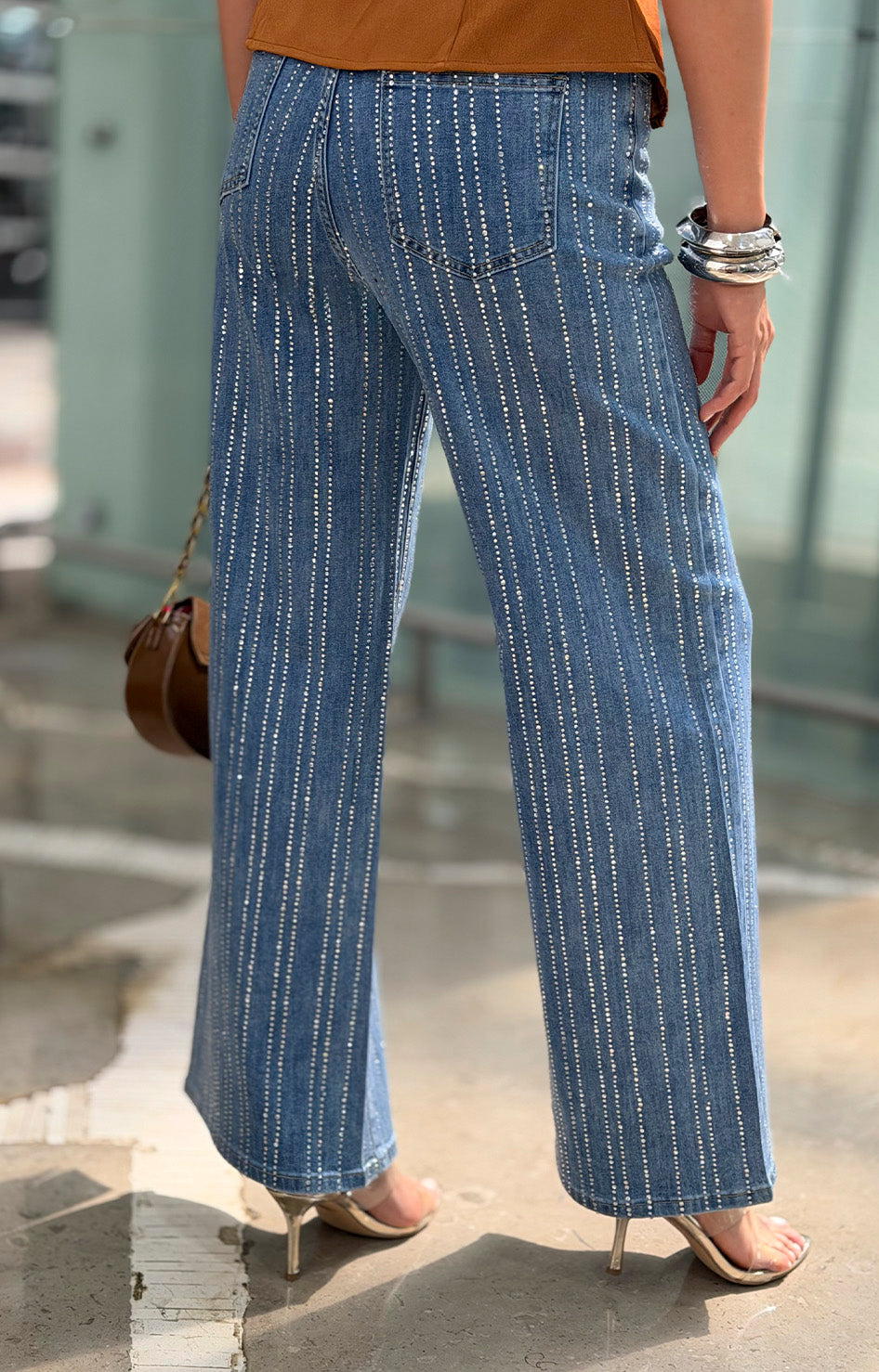 Pantalón de mezclilla con aplicaciones de brillos