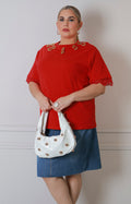 Blusa curvy Boutiquemirel con detalles dorados y encaje en las mangas, diseño elegante y femenino.
