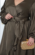 Vestido satinado con cinturón