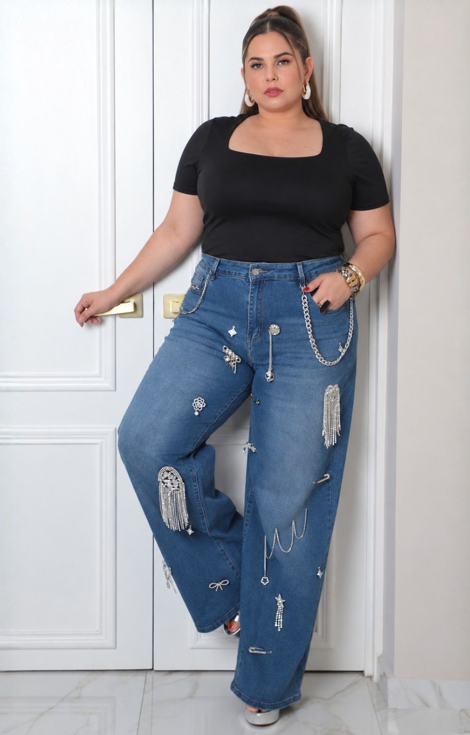 Pantalón denim con aplicaciones metálicas