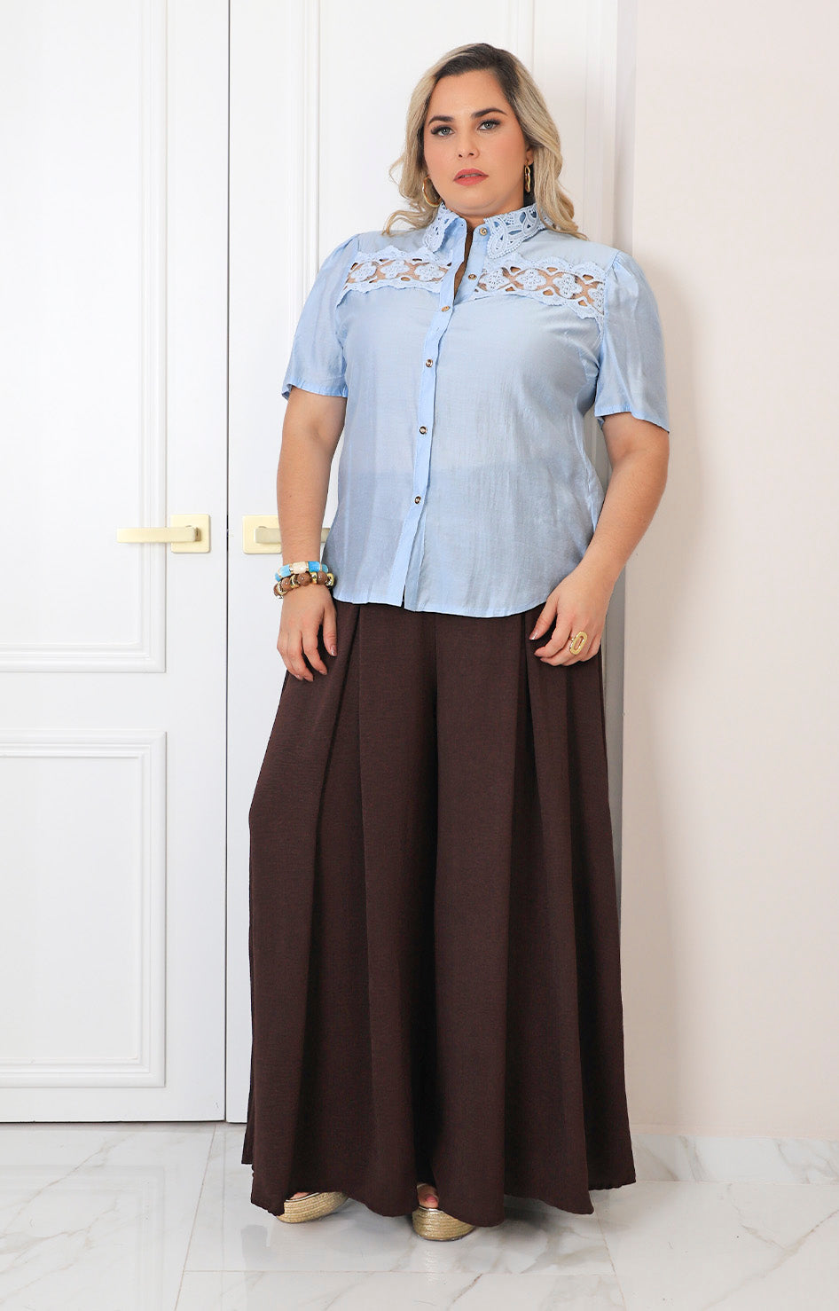Blusa azul con guipiur