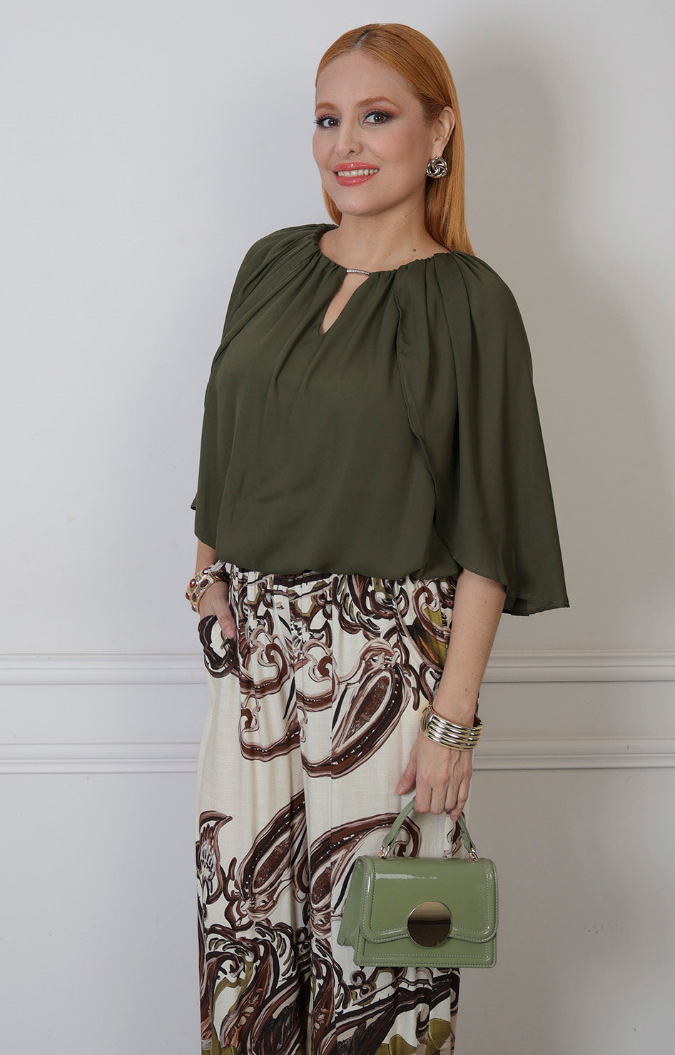 Blusa con capa y escote en V