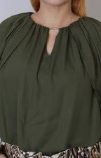 Blusa con capa y escote en V