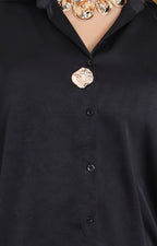 Blusa satinada con botón dorado