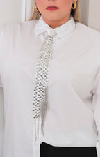 Blusa blanca con corbata