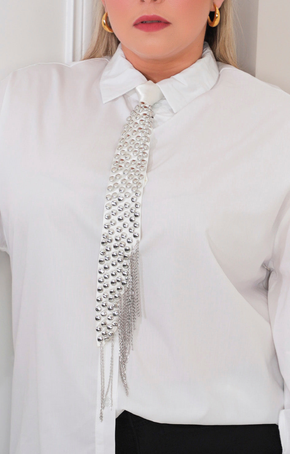 Blusa blanca con corbata