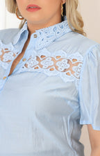 Blusa azul con guipiur