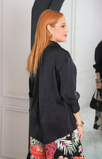 Blusa satinada con botón dorado