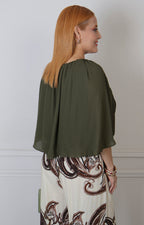 Blusa con capa y escote en V
