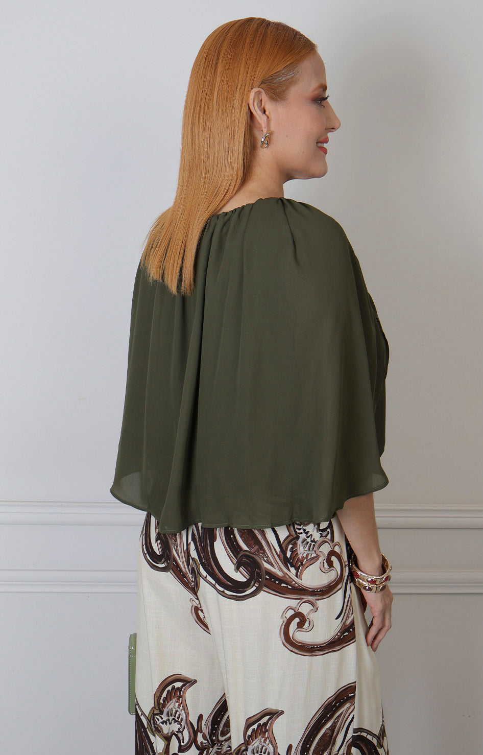 Blusa con capa y escote en V
