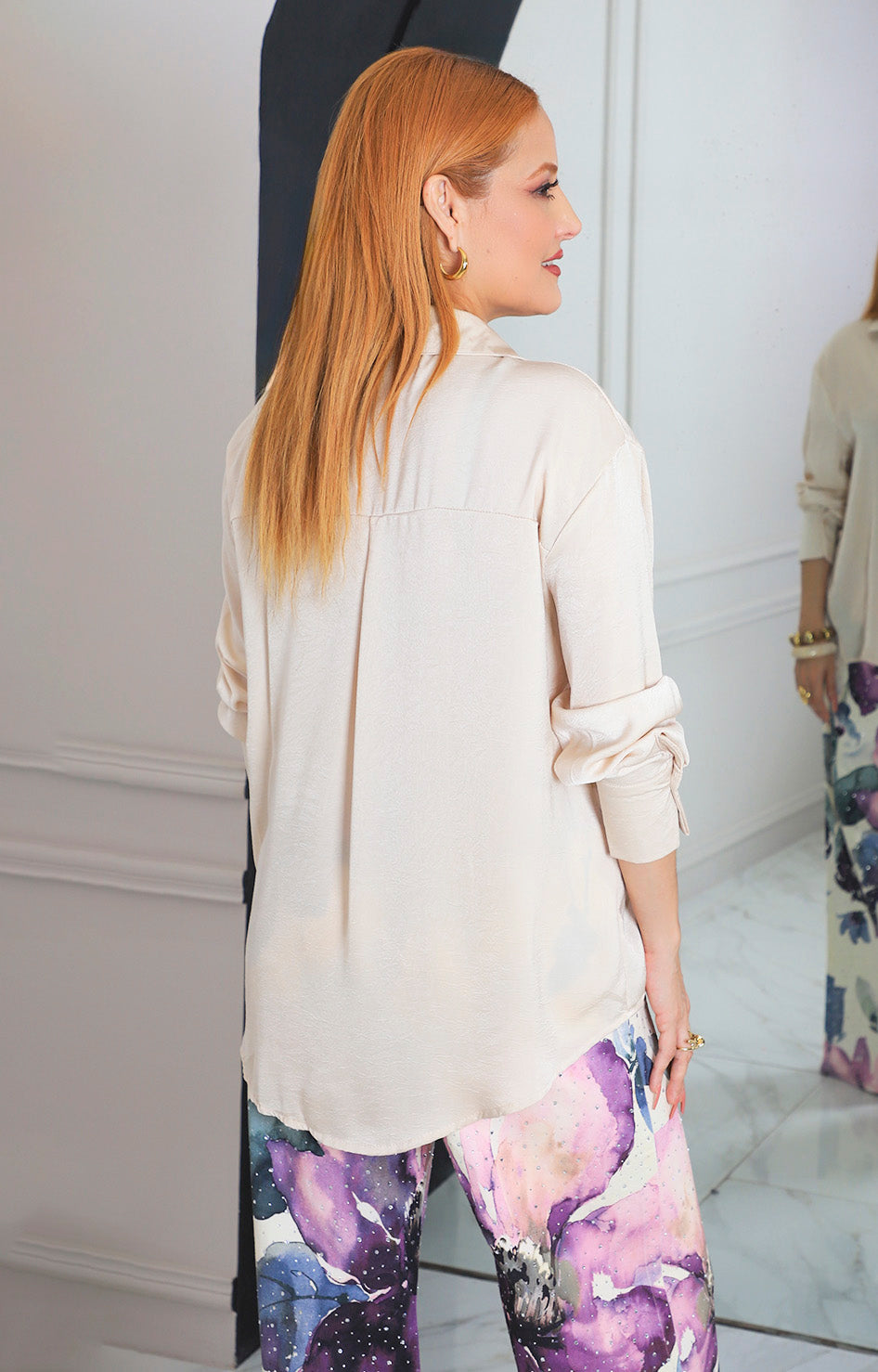 Blusa satinada con botón dorado