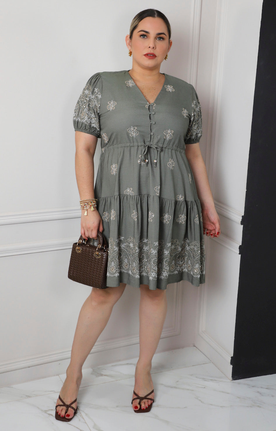 Vestido corto con bordados florales