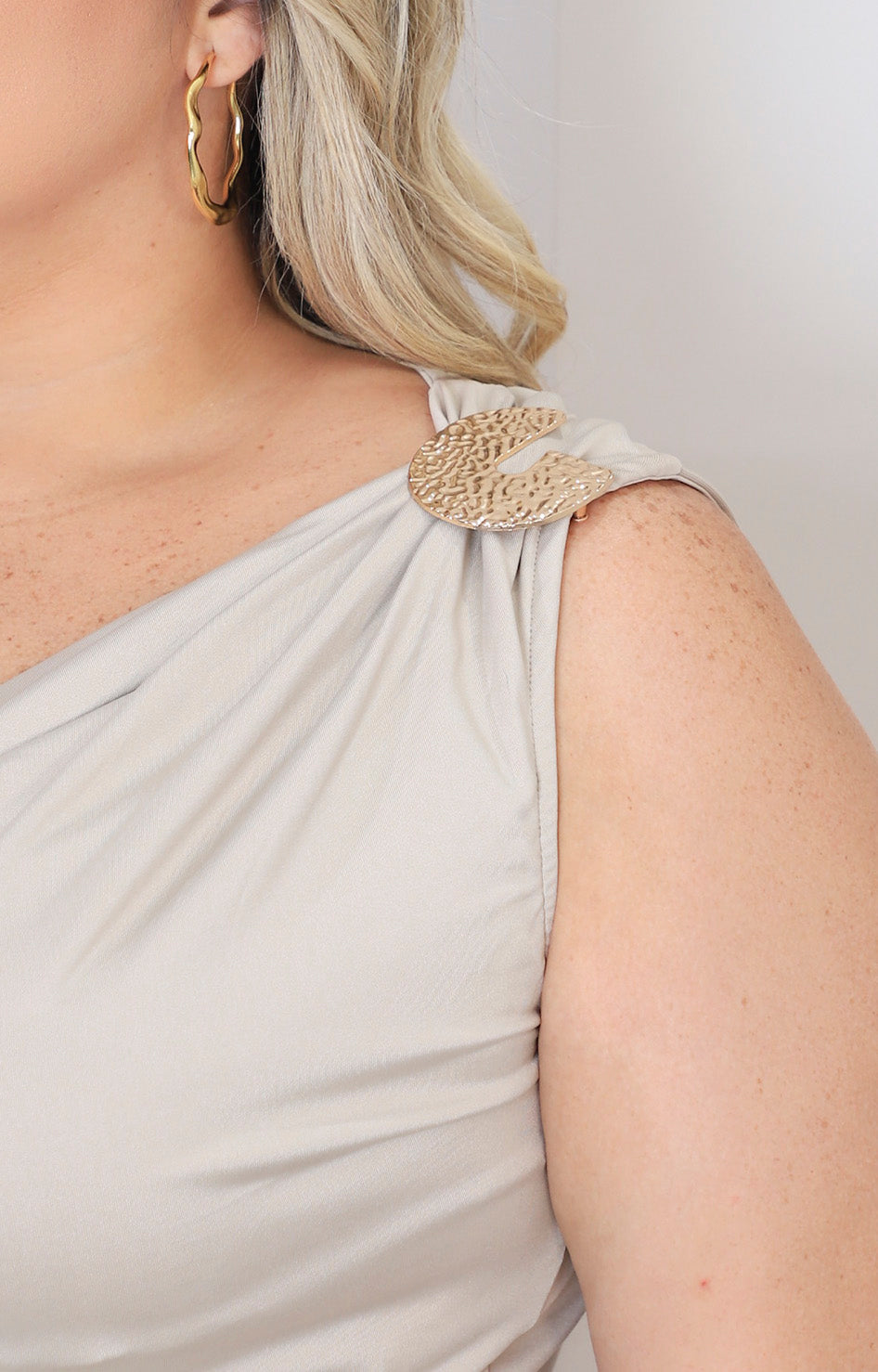 Blusa lisa con hebilla