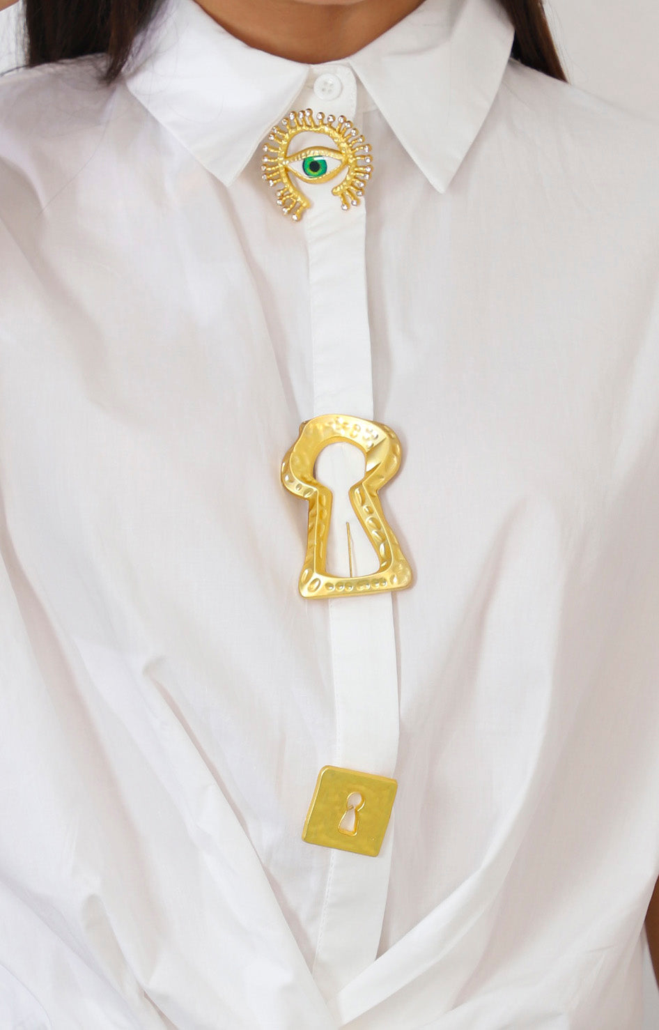 Blusa blanca con maxi dije