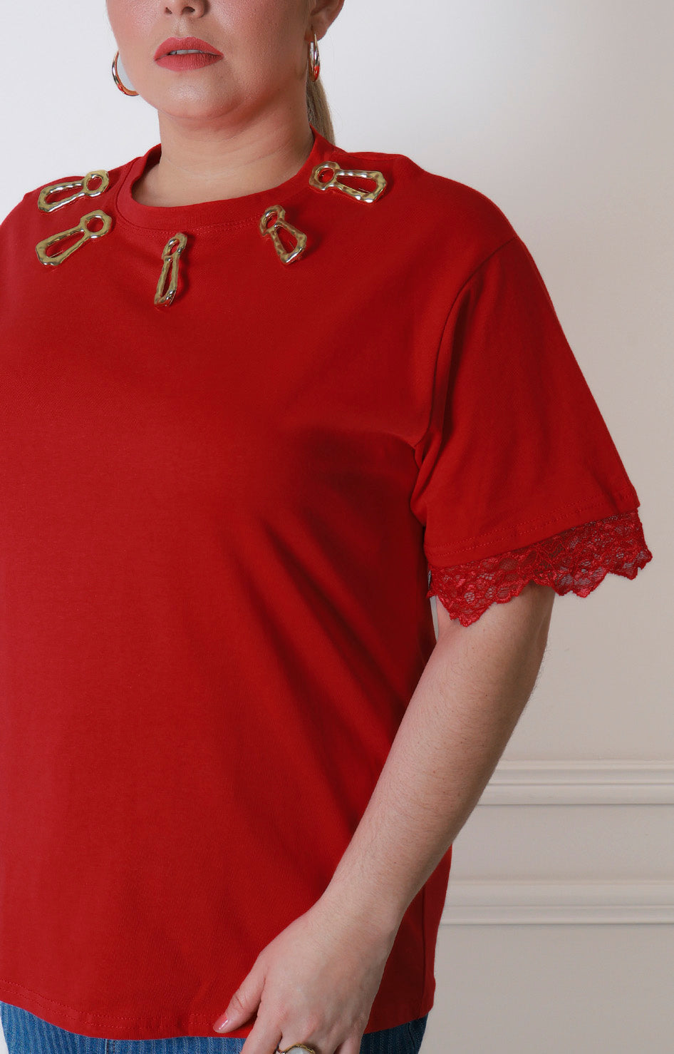 Blusa curvy Boutiquemirel con detalles dorados y encaje en las mangas, estilo elegante y femenino.