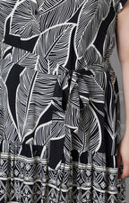 Vestido negro con estampado de hojas