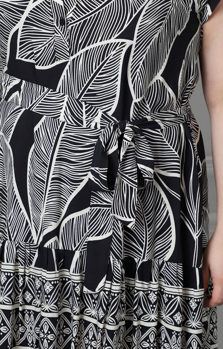 Vestido negro con estampado de hojas