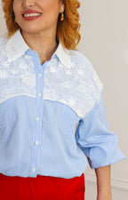 Blusa camisera de rayas azul con encaje
