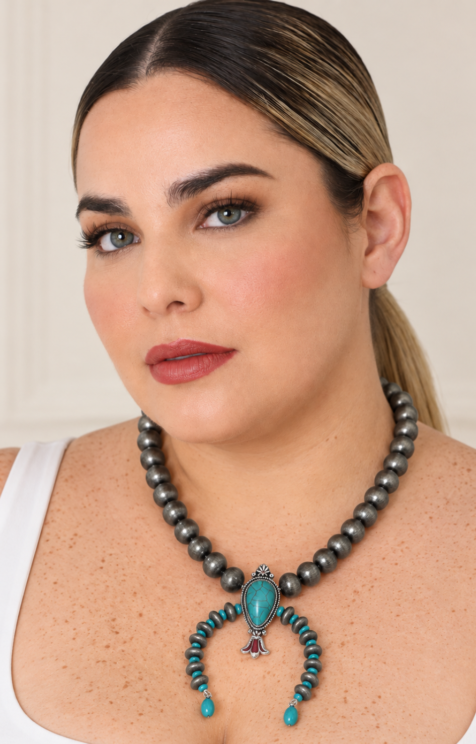 Collar JOIA SN-0577 negro de diseño elegante y acabado metálico