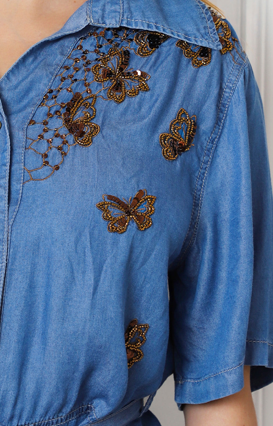 Blusa de mezclilla con mariposas bordadas