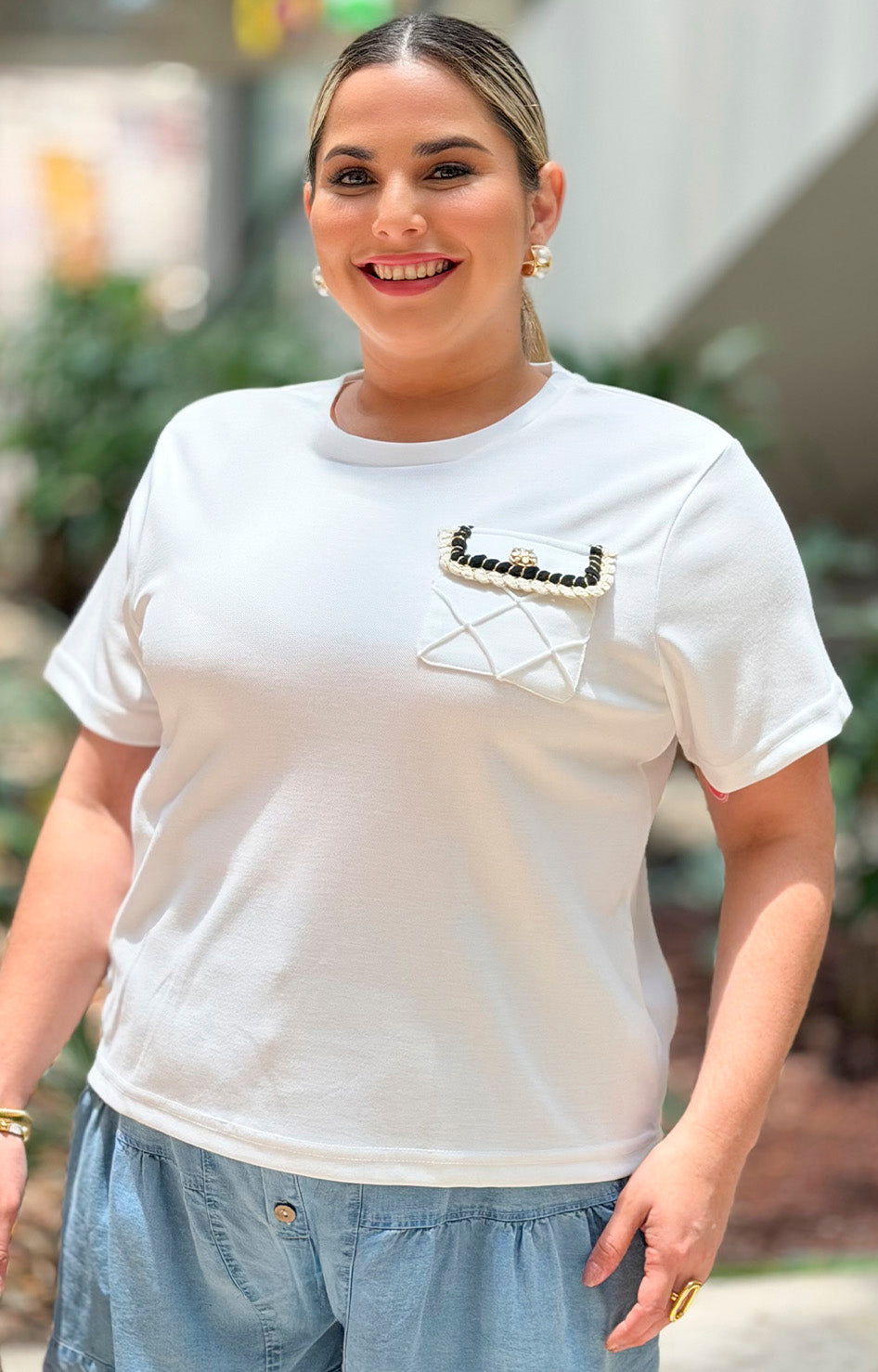 Blusa curvy Roman con bolsillo, de manga larga y estilo casual, en color neutro, mostrando el diseño frontal y detalles.