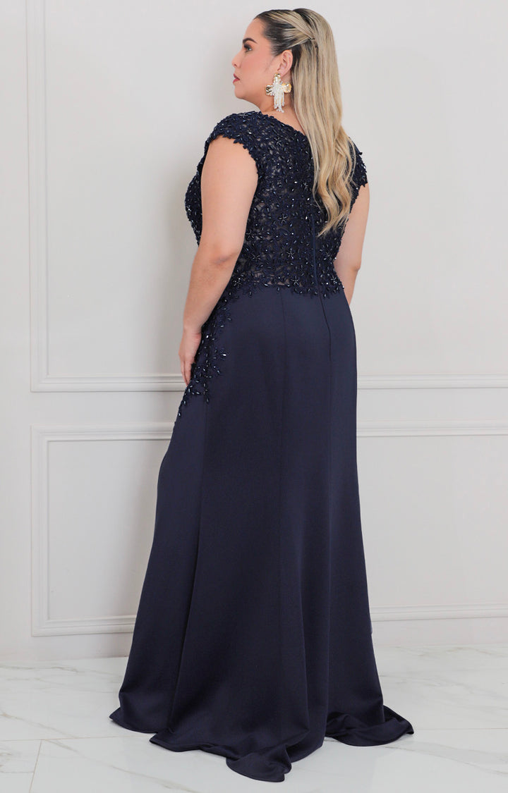 Vestido con pedrería y apertura