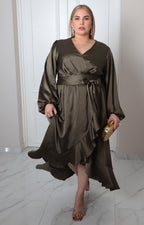 Vestido satinado con cinturón
