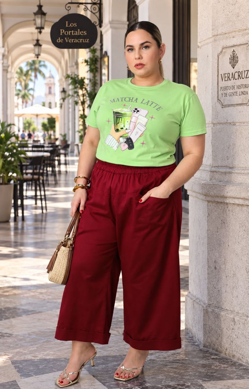 Blusa verde con estampado y aplicaciones de la marca Boutiquemirel, estilo curvy, con detalles decorativos en la parte frontal.