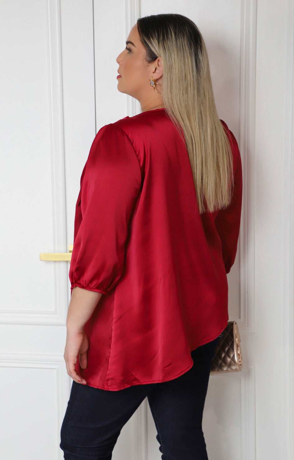 Blusa satinada con drapeado frontal y mangas globo