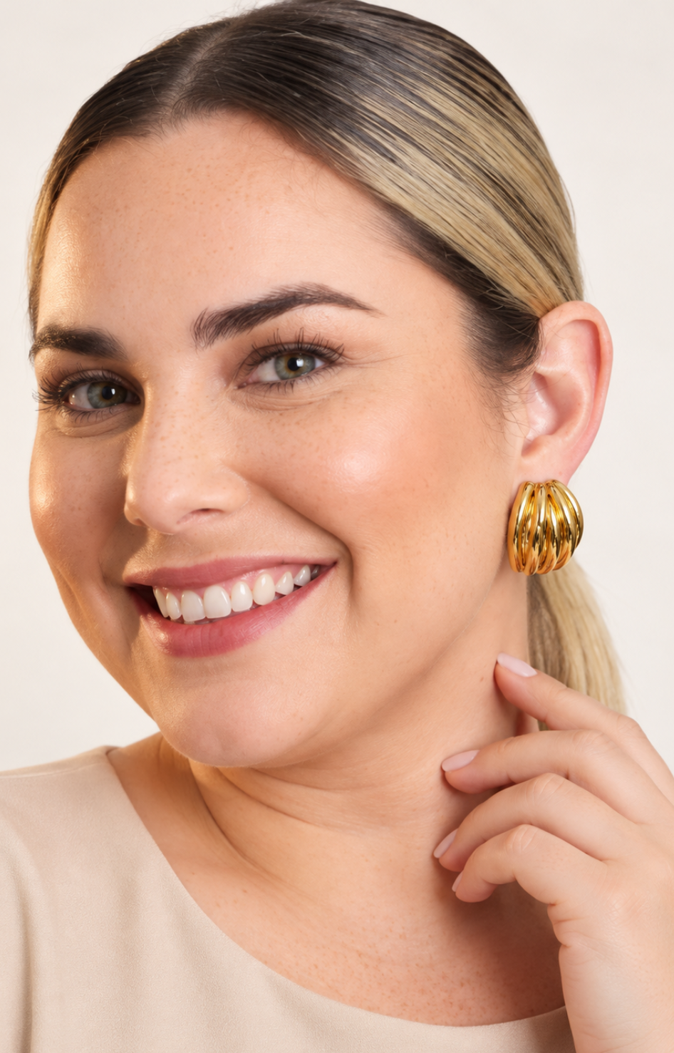 Aretes dorados tipo domo acanalado