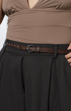 Pantalón café con pinzas y cinturón
