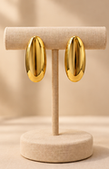 Aretes huggie dorados de acero Boutiquemirel, diseño pequeño y redondo para la oreja