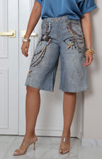 Bermuda denim con cadenas decorativas