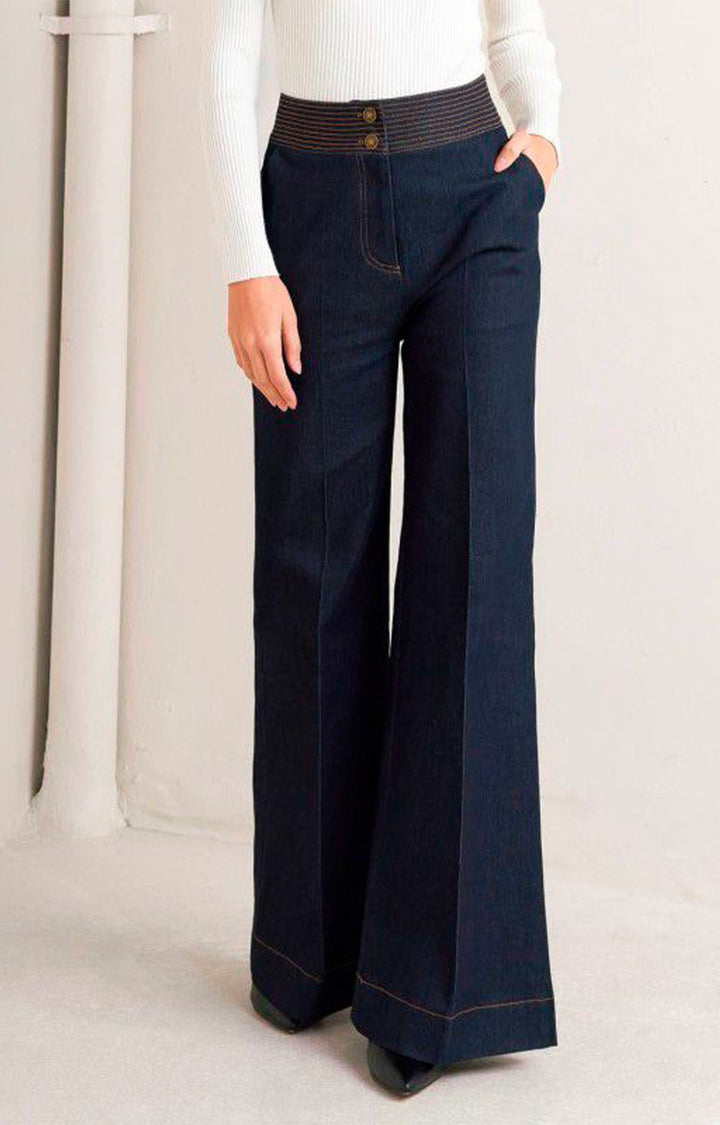 Pantalón de mezclilla azul obscuro