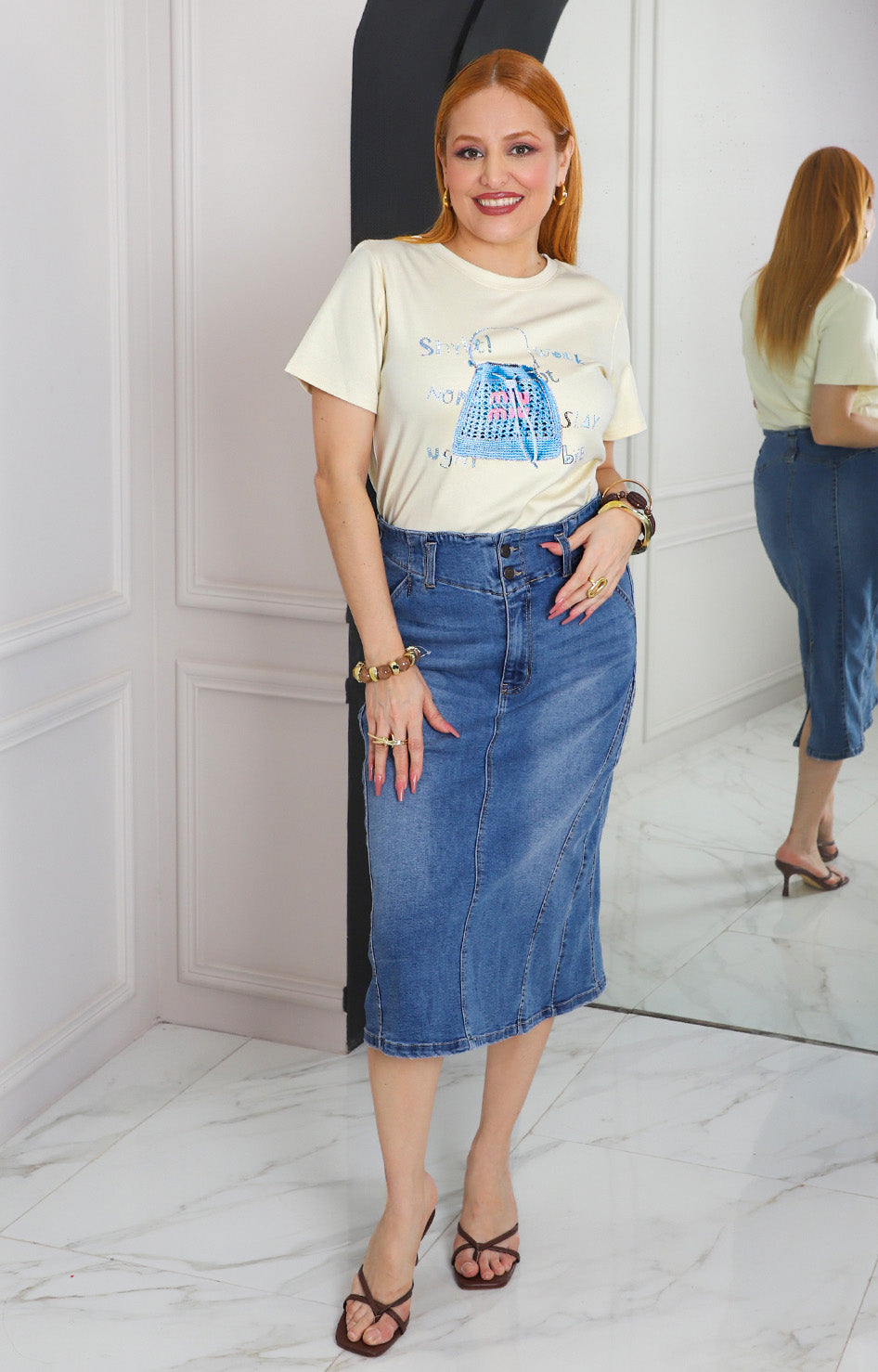 Blusa amarilla con estampado y aplicaciones de brillos