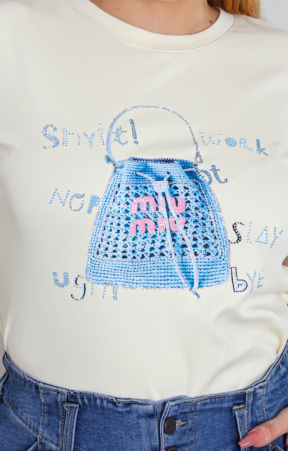 Blusa amarilla con estampado y aplicaciones de brillos