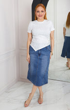 Blusa blanca asimétrica con pedrería y nudo