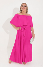 Vestido largo curvy de VERXY con plisados en la parte superior y falda fluida, diseñado para resaltar la figura femenina.
