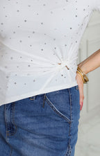 Blusa blanca asimétrica con pedrería y nudo