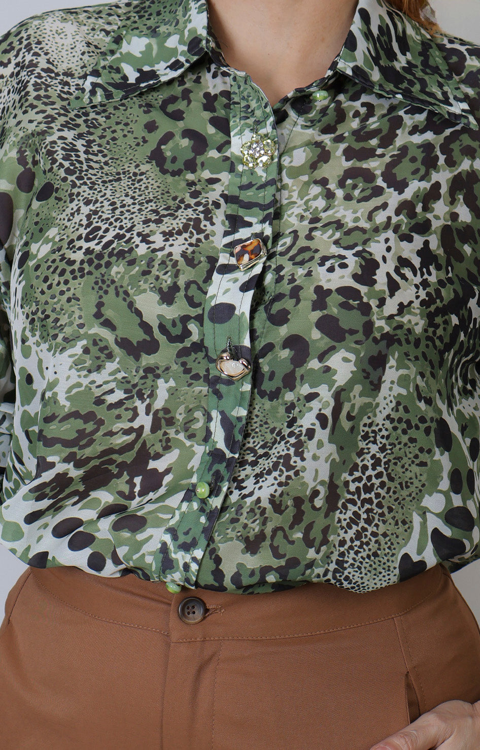 Blusa regular de estampado animal print con cuello de moño y manga larga, de la marca Boutiquemirel.