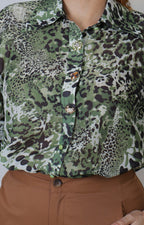 Blusa regular de estampado animal print con cuello de moño y manga larga, de la marca Boutiquemirel.