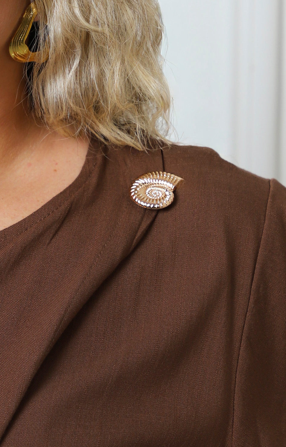 Blusa cruzada con detalle dorado