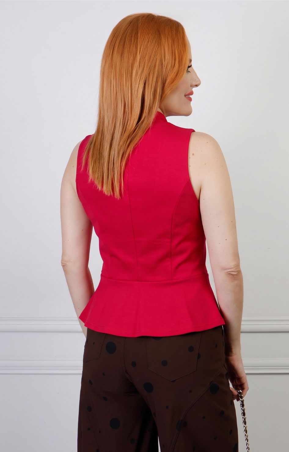 Blusa roja sin manga con cierres chinos