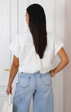 Blusa blanca con maxi dije