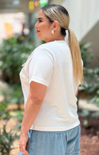 Blusa curva ROMAN con bolsillo, tela suave y diseño elegante, vista frontal de la blusa en color neutro.