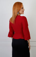 Blusa roja cruzada Boutiquemirel con botones dorados, corte regular y escote en V