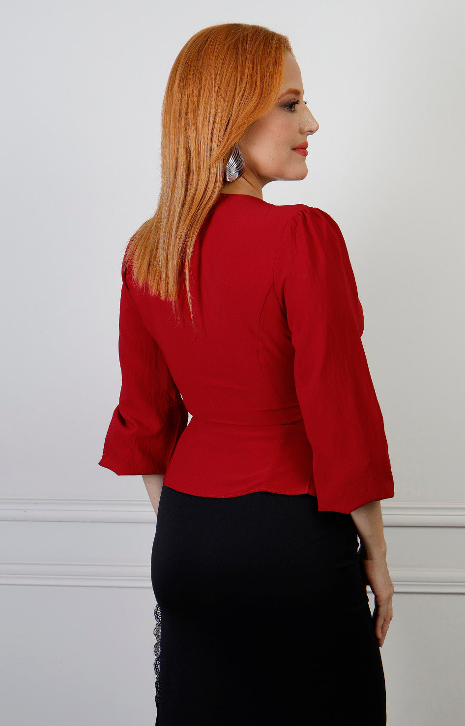 Blusa roja cruzada Boutiquemirel con botones dorados, corte regular y escote en V